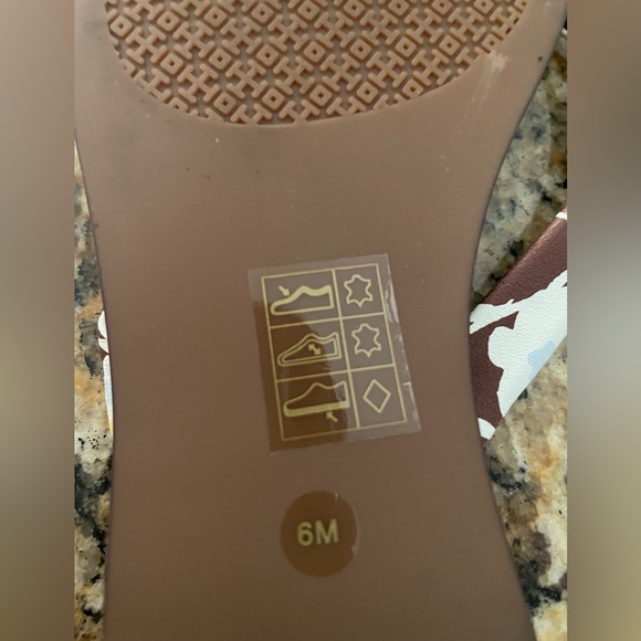 Tory Burch Floral Sandals new with box never worn ๐๐ธ๐ - Picture 7 of 9